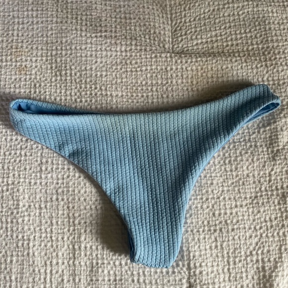 Cool toned tropical bikini bundle! 3 tops, 2 bottoms size medium. - Picture 11 of 11